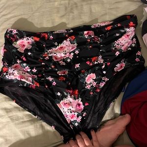 Torrid rouched high waist swim bottom size 4